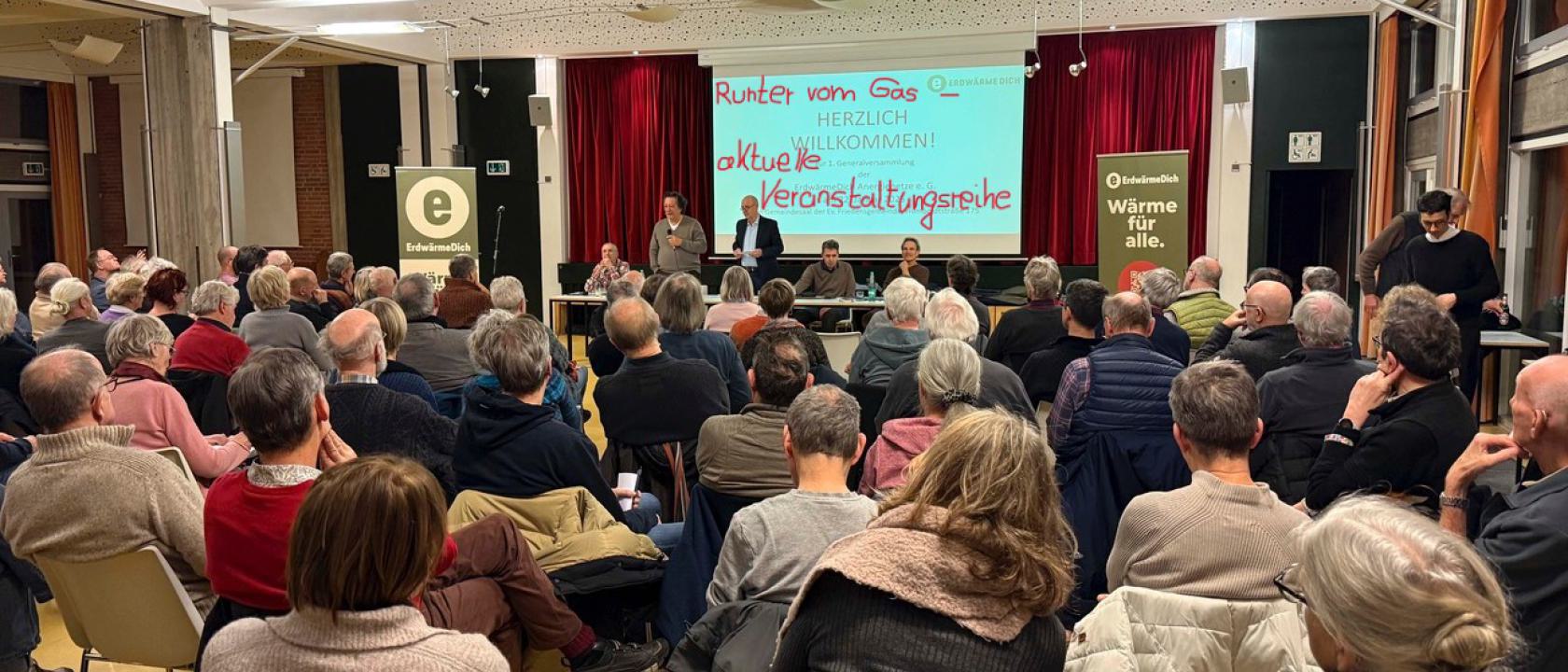 Bild der Genossenschaftsgeneralversammlung mit eingebauter Ankündigung der Veranstaltungsreihe