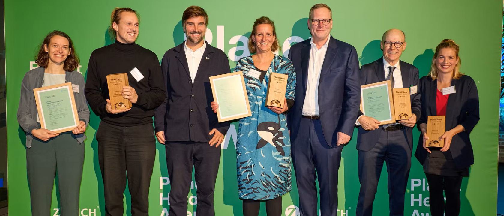Die Gewinner-Teams des Planet Hero Award 2025 gemeinsam mit Boris Herrmann und Zurich CEO Dr. Carsten Schildknecht.