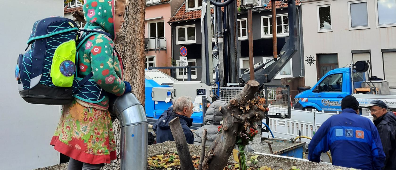 Jugend beobachtet aufmerksam die Probebohrung zum Pilotprojekt