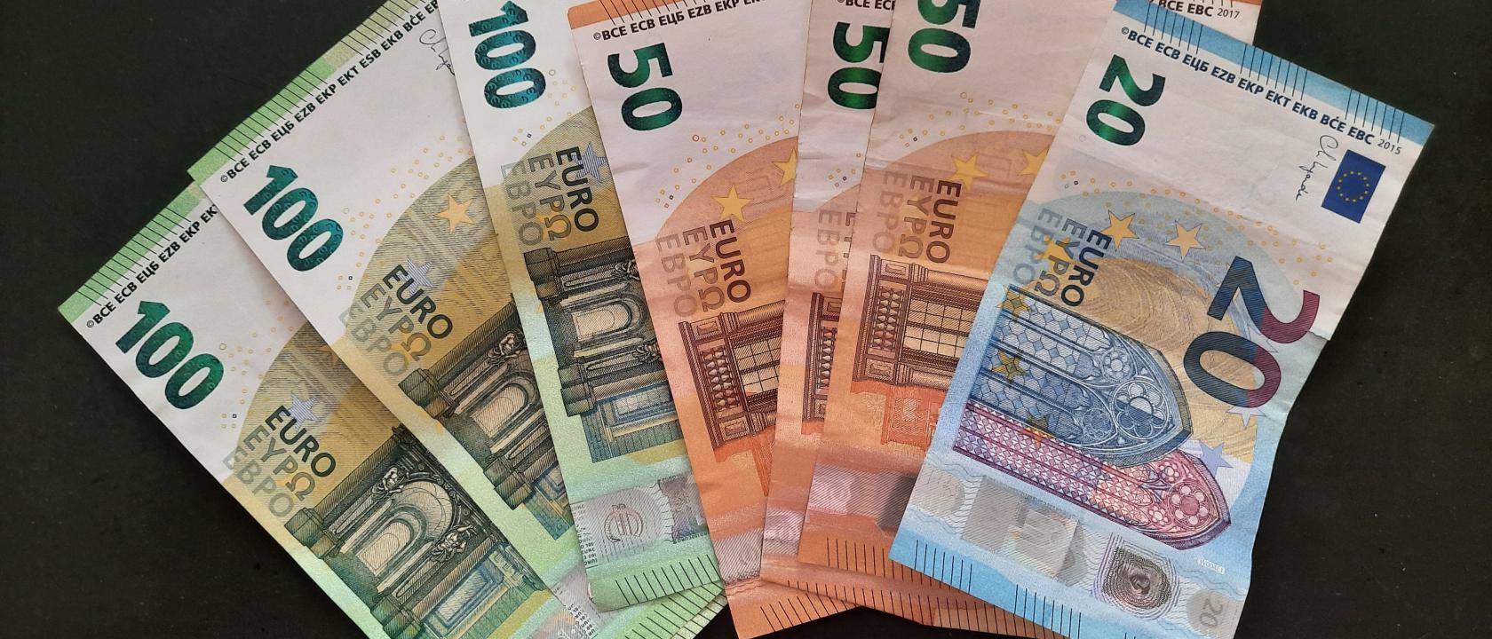 Diverse Euro-Scheine, gefächert. Foto: ErdwärmeDich AK