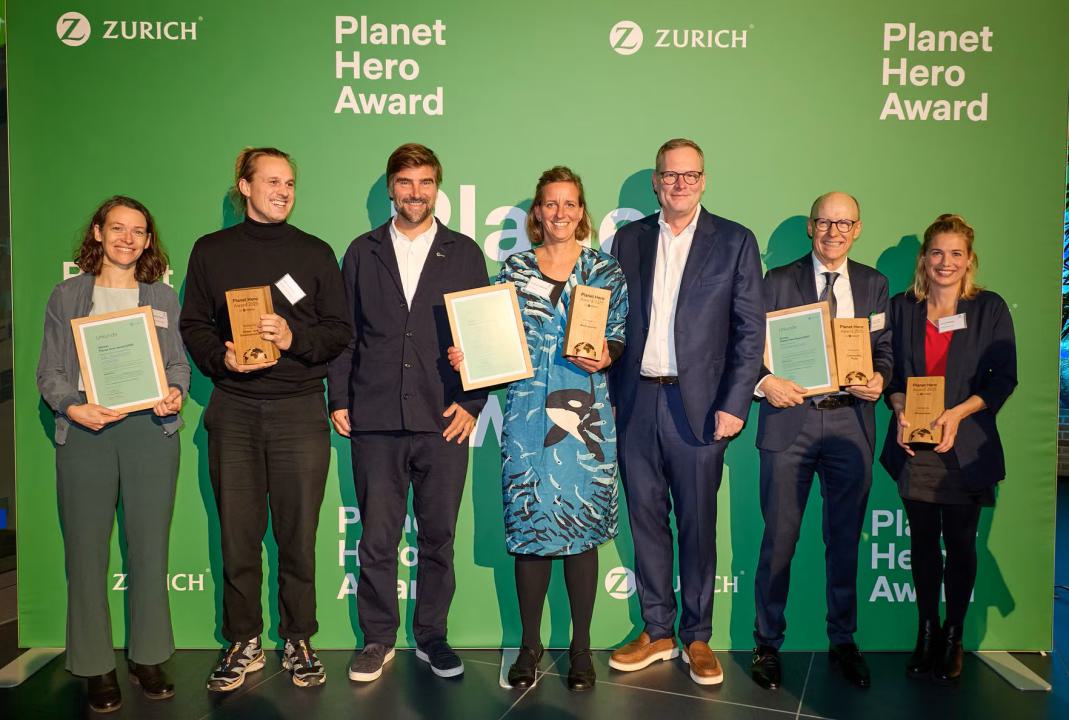 Die Gewinner-Teams des Planet Hero Award 2025 gemeinsam mit Boris Herrmann und Zurich CEO Dr. Carsten Schildknecht.