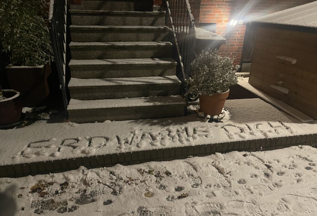 Schriftzug ErdwärmeDich im Schnee