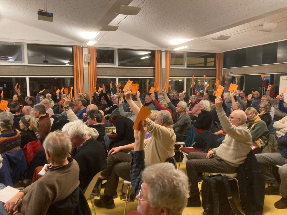 Abstimmung bei der Generalversammlung der Genossenschaft Erdwärmedich Anergienetze EG am 22.01.2025. Foto: Erdwärmedich: Carolina Herrera