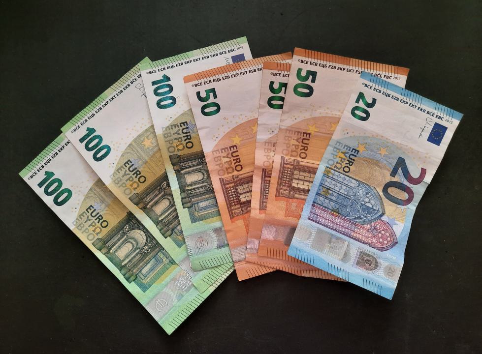 Diverse Euro-Scheine, gefächert. Foto: ErdwärmeDich AK