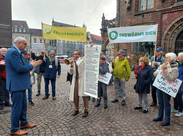 ErdwärmeDich-Delegation mit Alexander von Humboldt überreicht Bürgermeister Andreas Bovenschulte Forderungen zur Wärmewende