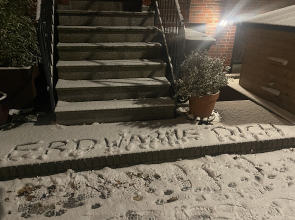 Schriftzug ErdwärmeDich im Schnee