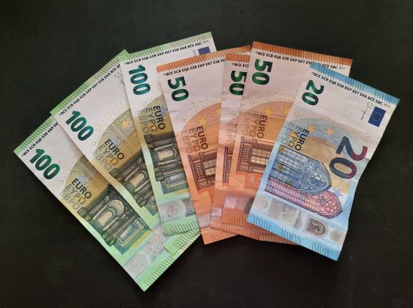 Diverse Euro-Scheine, gefächert. Foto: ErdwärmeDich AK