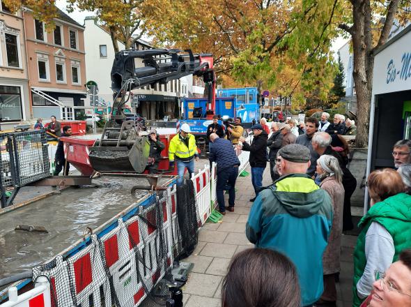 Publikumsandrang bei der Probebohrung zur Errichtung des ersten Anergienetzes im Altbaubestand. Humboldtstrasse am 04.11.2025