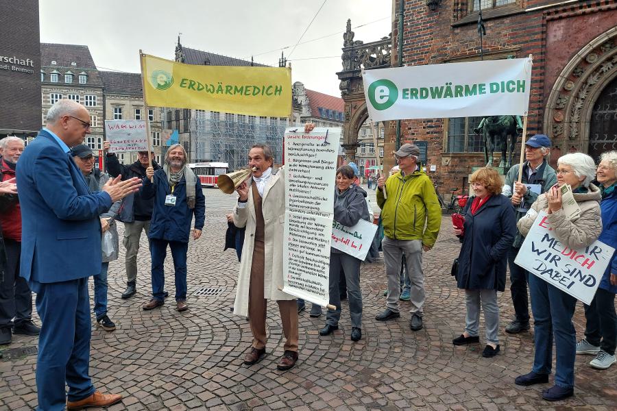ErdwärmeDich-Delegation mit Alexander von Humboldt überreicht Bürgermeister Andreas Bovenschulte Forderungen zur Wärmewende