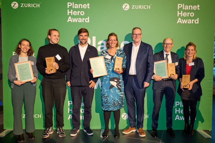 Die Gewinner-Teams des Planet Hero Award 2025 gemeinsam mit Boris Herrmann und Zurich CEO Dr. Carsten Schildknecht.