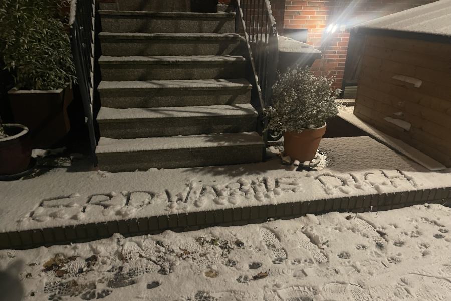 Schriftzug ErdwärmeDich im Schnee