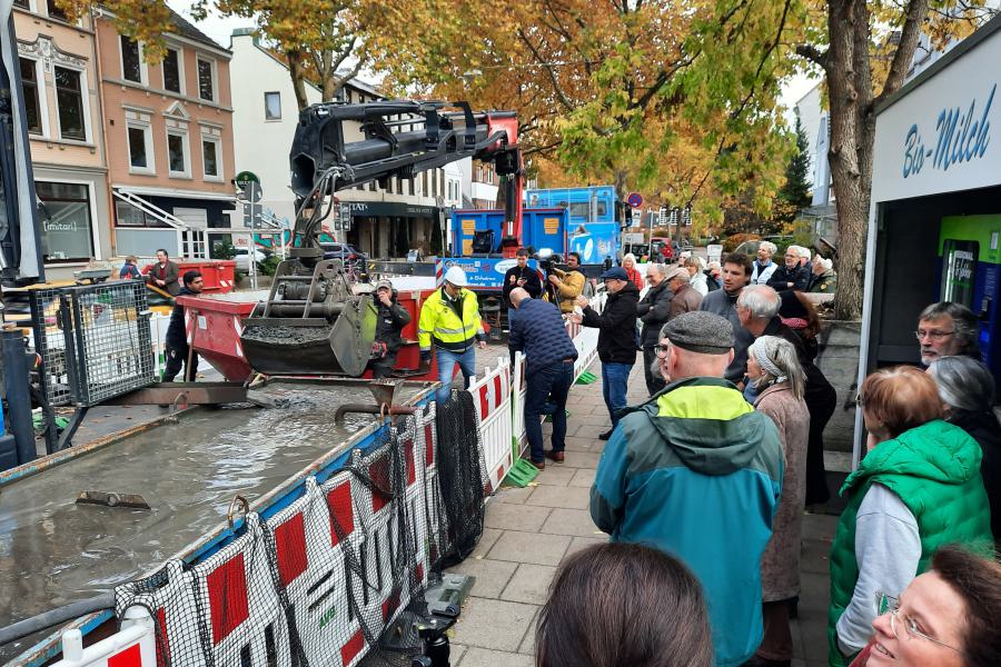 Publikumsandrang bei der Probebohrung zur Errichtung des ersten Anergienetzes im Altbaubestand. Humboldtstrasse am 04.11.2025