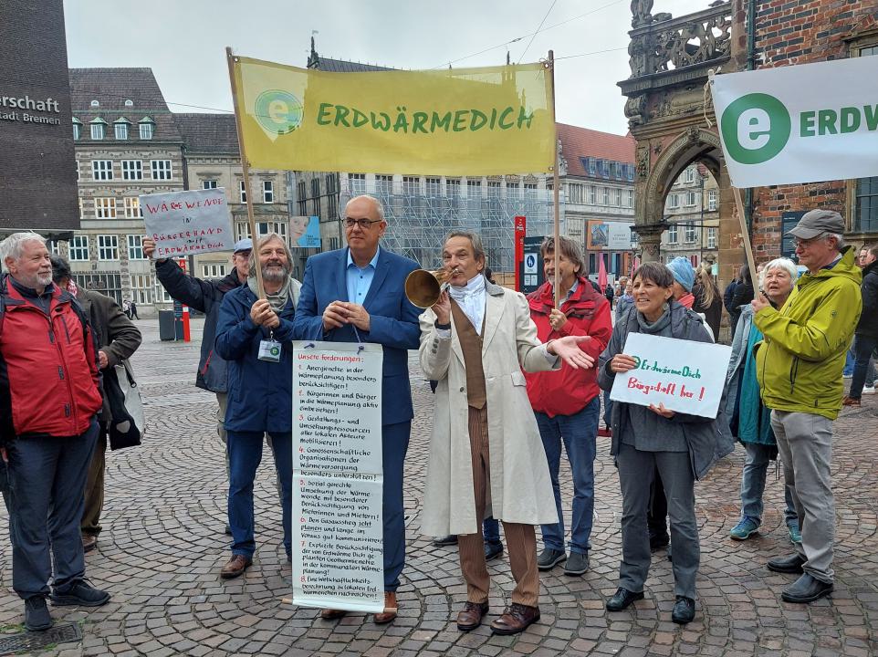 Feierliche Überreichung der Forderungen zur Wärmewende an Bürgermeister Bovenschulte.