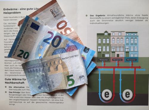 ErdwärmeDich-Flyer mit Euro Banknoten. Foto: ErdwärmeDich: Andreas Kisters