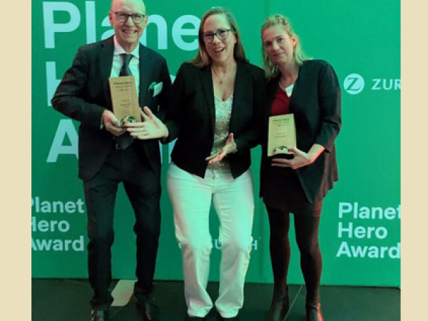 Preisverleihung in der Kategorie Klimaschutz: v.l.n.r.: Prof. Dr. Wilhelm Friedmann (ErdwärmeDich), Prof. Dr. Katharina Reuter (Laudatorin, Geschäftsführerin des Bundesverbandes nachhaltige Wirtschaft), Lina Pockels (ErdwärmeDich), Foto: ZurichLina und Will nehmen den Preis entgegen