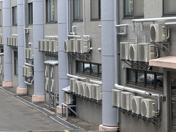 Anhäufung von Klimageräten vor Gebäudefassade in Yamanouchi (Japan), Foto: ErdwaermeDich: Hubertus Baumeister